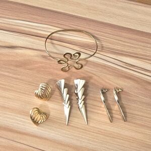 Vintage Goldtone Flower Clip Bracelet and Post Earring Set Excellent Condition